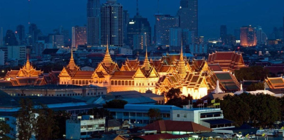 Giorno 12: Bangkok - Mercato ferroviario di Maeklong - Mercato galleggiante di Damnoen saduak - Volo per Chiang Mai (B) Senza guida a Chiang Mai