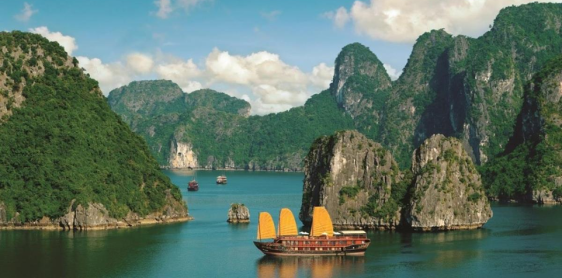 Giorno 13: Baia di Ha Long - Volo per Hue (B, L)